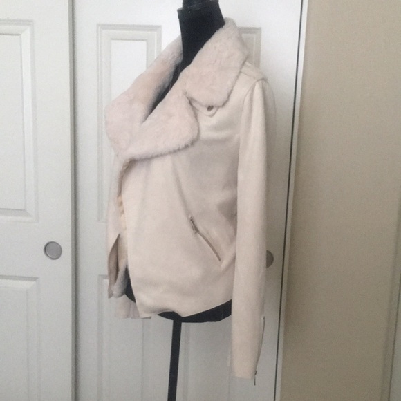 Just Added!   Faux Fur Trim Jacket - Picture 3 of 6